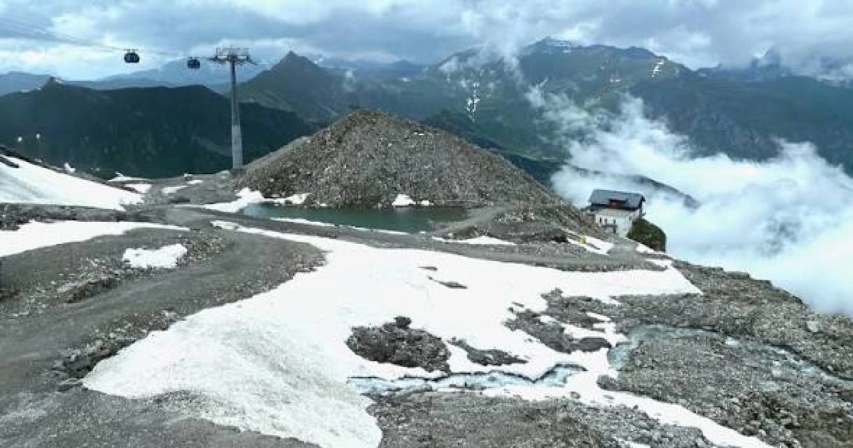 Shrinking summer snow cover around a European glacier ski area